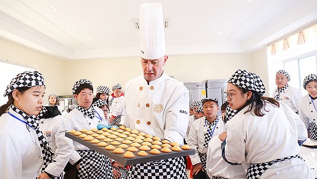 西式面点操作技能并具有独立进行西餐烹