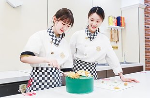 技术操作娴熟的高级西点烘焙师