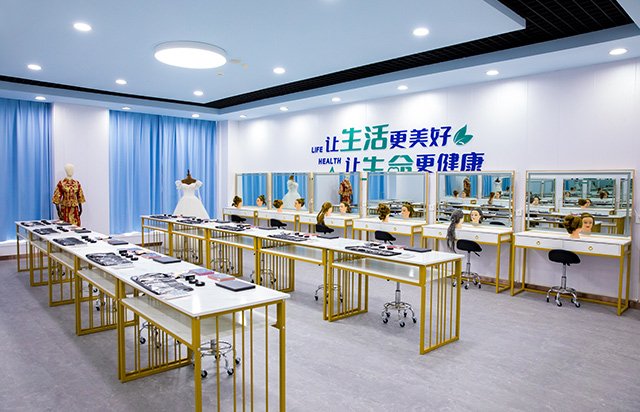 是一所集餐饮培训