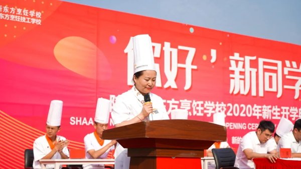 班主任老师以及全体新生共同出席了本次