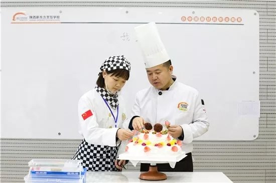 欢快的气氛即便是隔着玻璃窗都能感受得