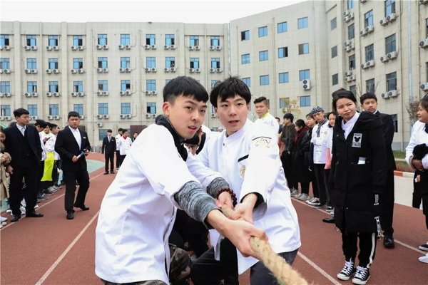同学们开始在精装修的教室中爱游戏体育
