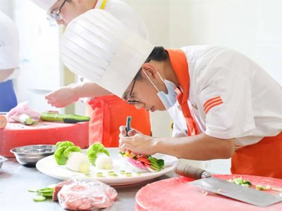 同类内容成为了短期厨师培训的较好选择