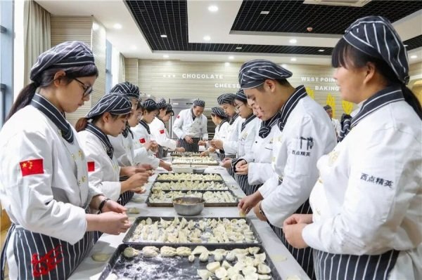 为高中生铺就多元稳定的职业发展