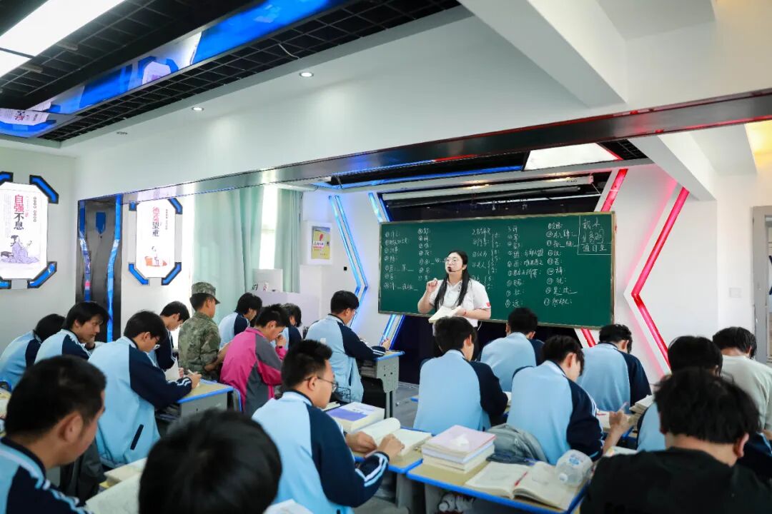 丰富的实践机会与广阔的人脉网络