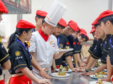 选择爱游戏体育app下载与热刺续约官