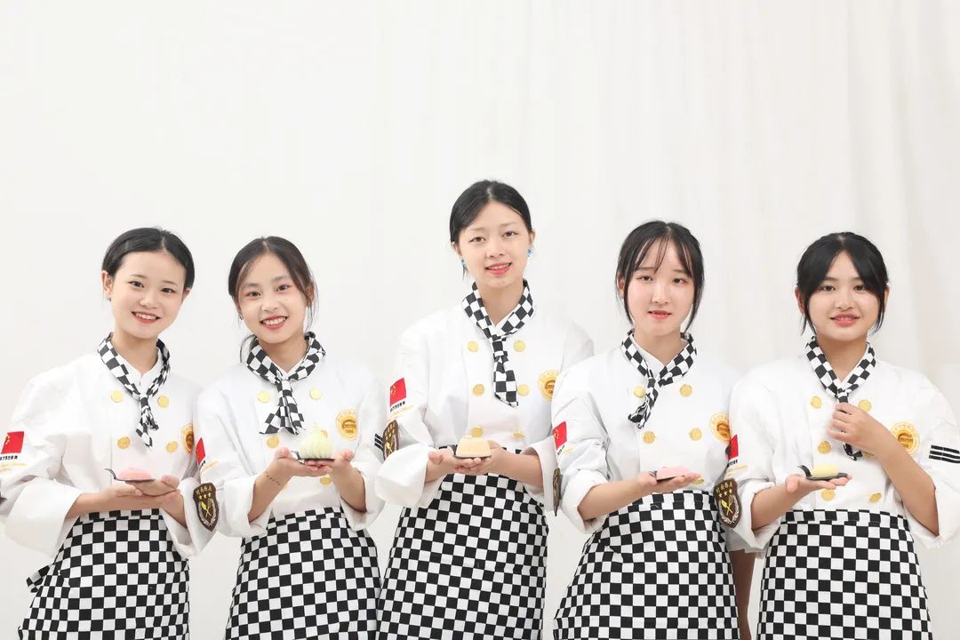 凭借其强大的师资力量和先进的教学设施