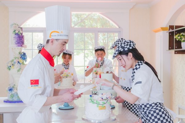 初中毕业女孩子学什么技术比较好,初中女生热门专业推荐 文章摘要