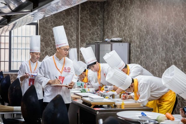 爱游戏体育app下载与山东泰山续约官