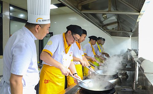 高级烹饪技术型管理人才为目标